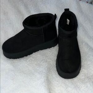 Women’s Black Ankle Boots with Fuzzy Inside